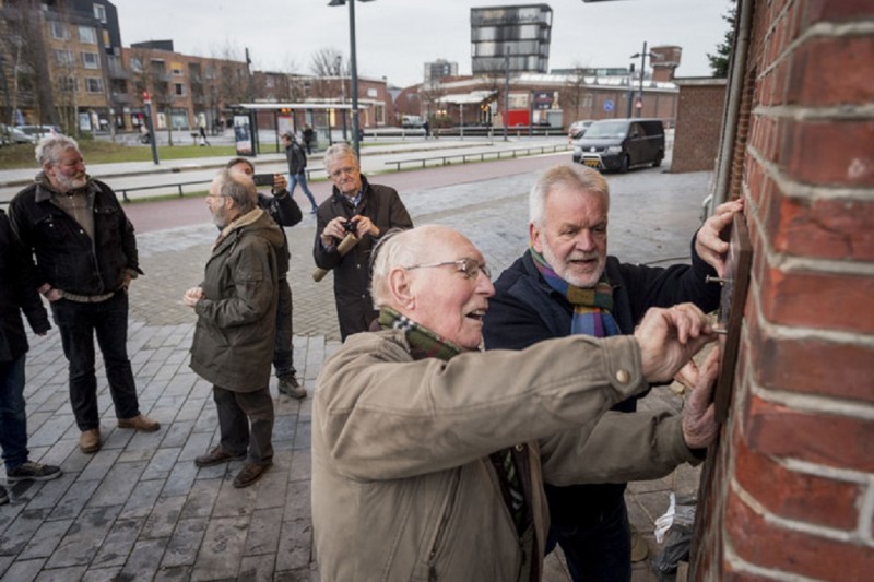 Lonnekerspoorlaan Stukje historie van Enschedees Balengebouw op de muur geschroefd 10-1-2018.jpg