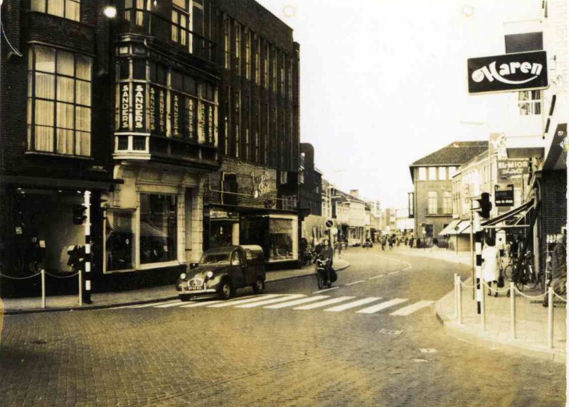 Langestraat hoek Kalanderstraat 1967 Modehuis Sanders en Magasin de Paris.jpg