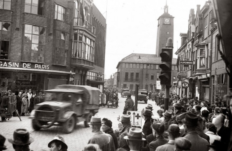 Langestraat Magasin de Paris Enschede is op 1 april 1945 bevrijd..jpg