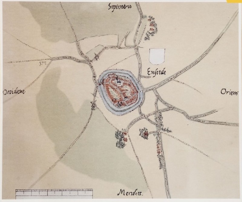 plattegrond Enschede 1570. Eén van de oudste plattegronden van Enschede, gemaakt door cartograaf Jacob van Deventer (1505-1575). De cirkels rond de stad zijn de grachten.jpg