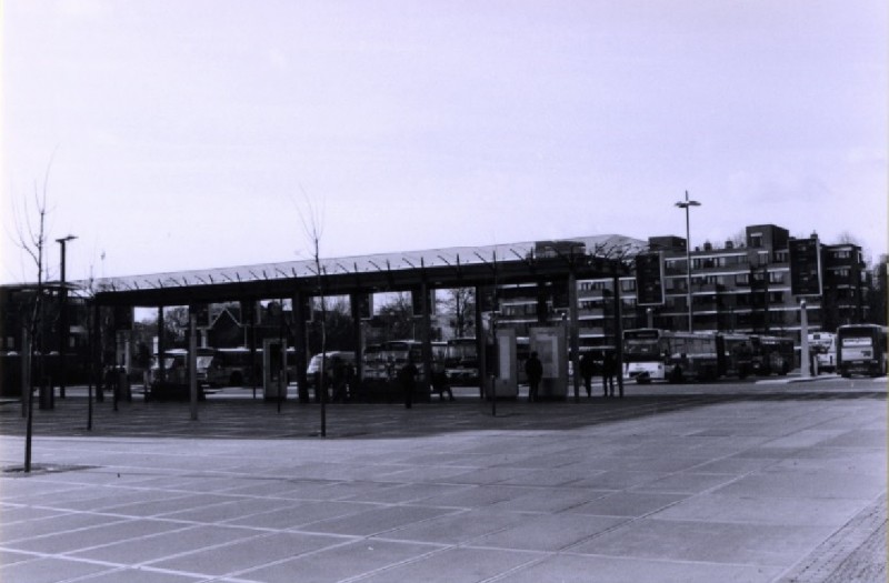 Stationsplein Zicht op het nieuwe busstation jan. 1996.jpg