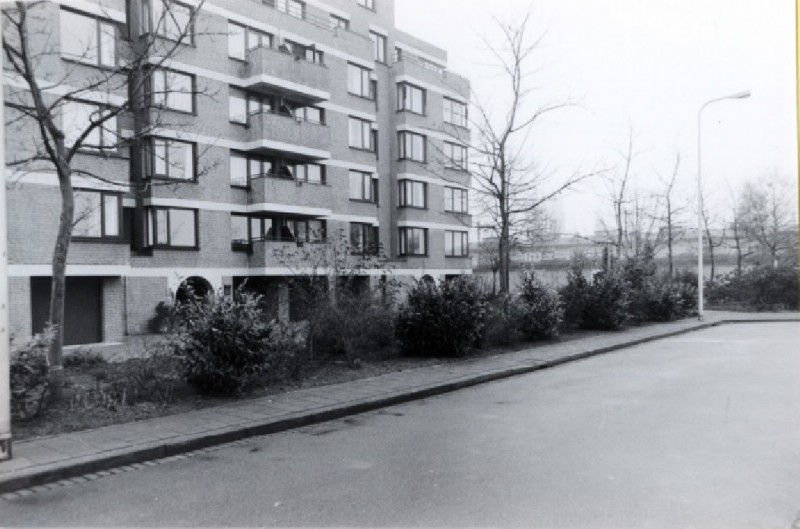Stationsplein Achterkant appartementen complex de Ruyterborch 1991.jpg