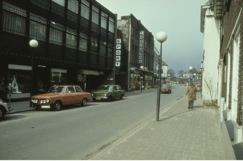 Oldenzaalsestraat jaren 70 Winkels Melching en Van Ulzen en 't Oosters Paradijs (vml. pand Platvoet).jpg
