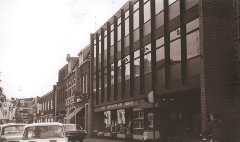 Oldenzaalsestraat 51 winkels, met o.a. Melching en Van Ulzen, fotospeciaalzaak Heupers 1967.jpg