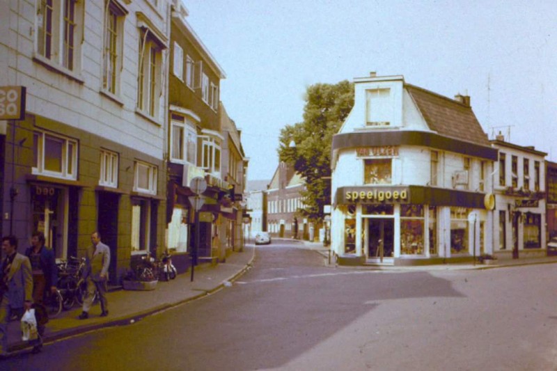 Oldenzaalsestraat hoek Noorderhagen De Heurne 1975 Van Ulzen speelgoed.jpg