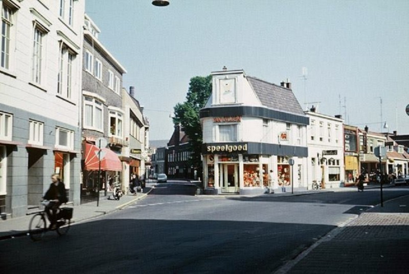 Oldenzaalsestraat hoek Noorderhagen striekiezer van Ulzen speelgoed 1972.jpg