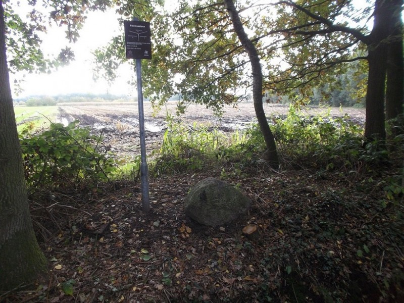 Sniedersveldweg   Piermansteen met infobord (2).JPG