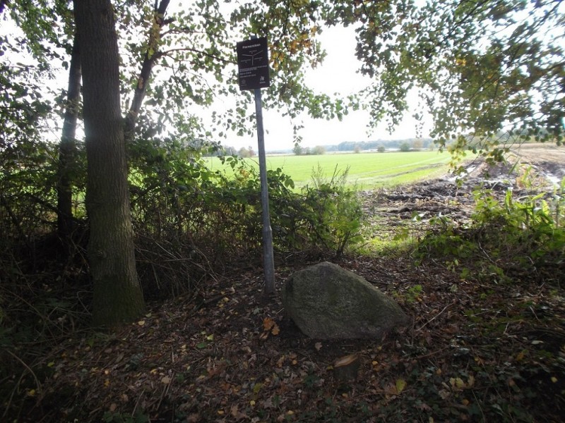 Sniedersveldweg   Piermansteen met infobord.JPG