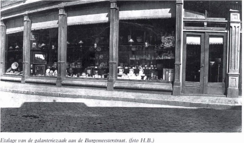 Burgemeesterstraat galanteriezaak H.F. Van Baaren.jpg