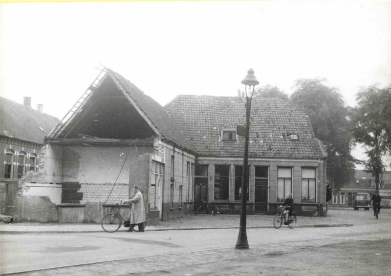 windbrugplein juni 1954 Poelierbedrijf W. Lasonder aan het Windbrugplein wordt afgebroken..jpg