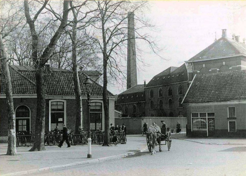 H.J. van Heekplein rechts Lasonder Poelier (achterkant Hermes flat toen) en links de Bewaarschool, waar nu Scapino.jpg