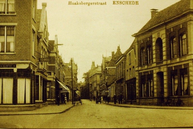 Haaksbergerstraat hoek Nijverheidstraat  Postkantoor rechts pand Beltman 1910.JPG
