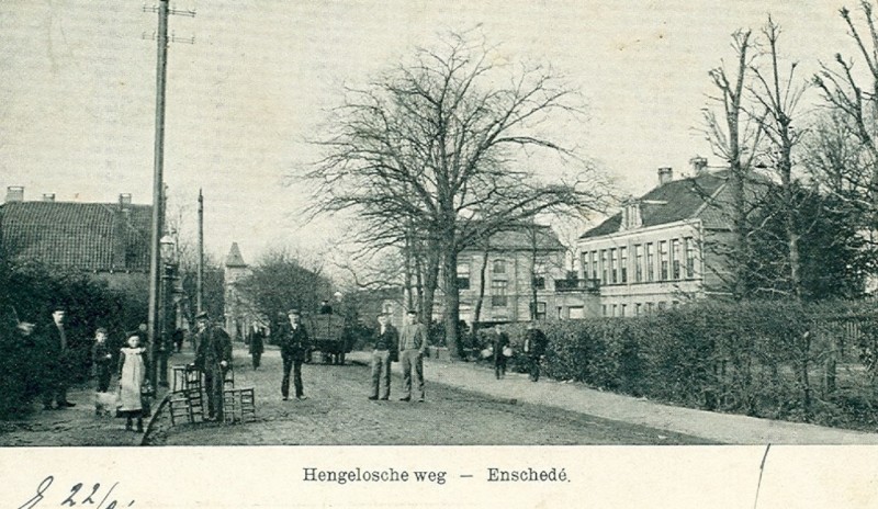 Hengeloseweg nu Hengelosestraat 36-38 rechts vroeger woonhuis wed. L.W. Beltman-Van Rossum.jpg