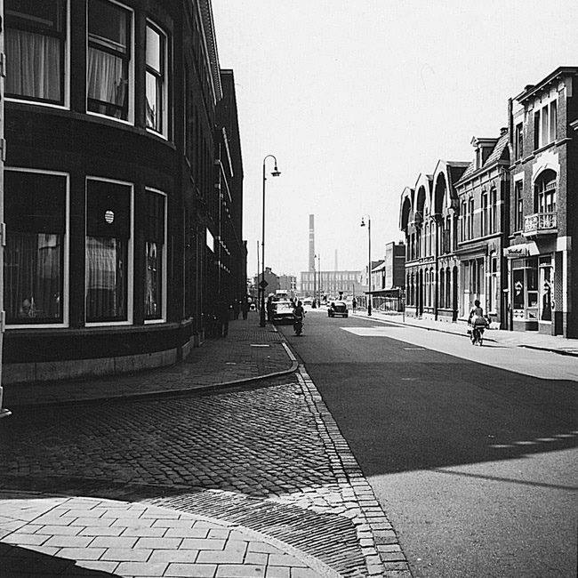 Haaksbergerstraat links Koningstraat met fariek Scholten.jpg
