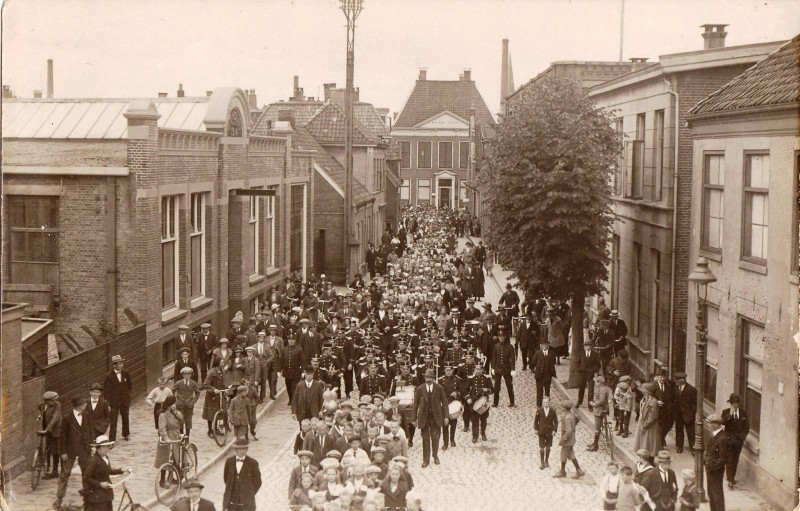 Veenstraat Elderinkshuis links  Verf- en glashandel Holst.jpg