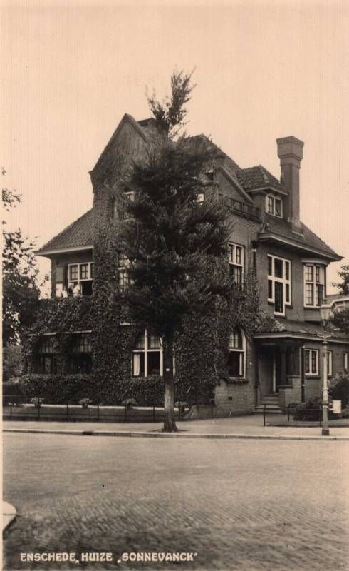 Bisschopstraat 2 later De Ruyterplein en laterAriensplein 2 Huize SONNEVANCK, in 1911 gebouwd als burgemeesterswoning voor Edo Bergsma naar een ontwerp van de stadsarchitect A.H. Op ten Noort.jpg