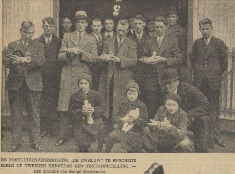 Postduivenvereeniging De Zwaluw 2e kerstdag krantenfoto Tubantia 27-12-1935.jpg