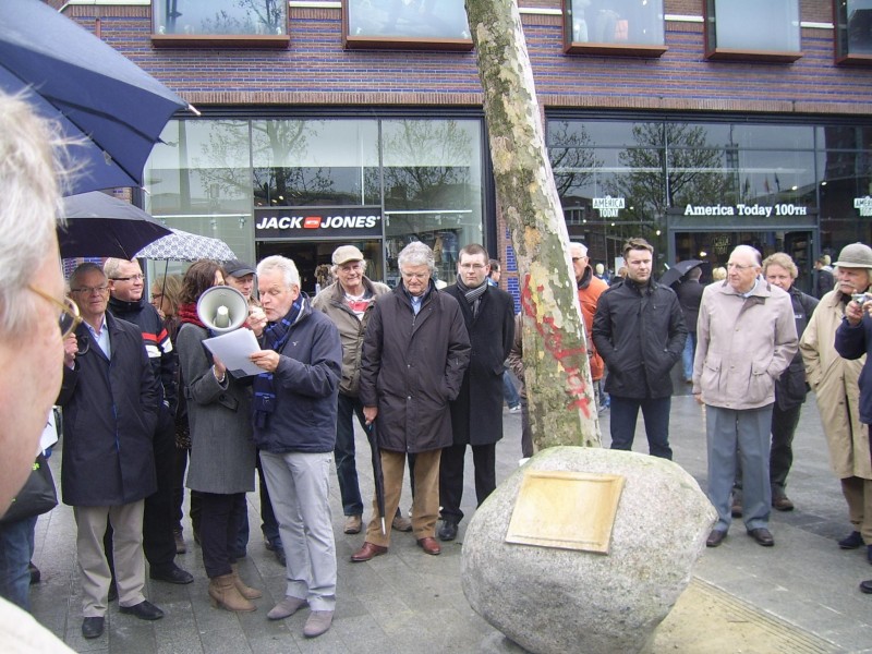 van Heekplein rondleiding stadsbrand 6-5-2012 voorzitter Buursink van SHSEL onthult gedenksteen stadsbrand.JPG