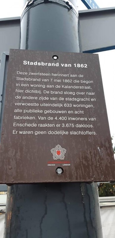 Van Heekplein monumentenbord nr. 81  bij zwerfsteen herdenking Stadsbrand 1862.jpg