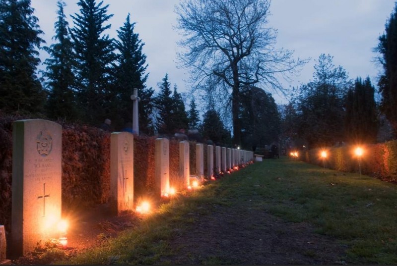 Noord Esmarkerrondweg Oosterbegraafplaats Oorlogsgraven in het licht gezet in Enschede om soldaten te eren 24-12-2018.jpg