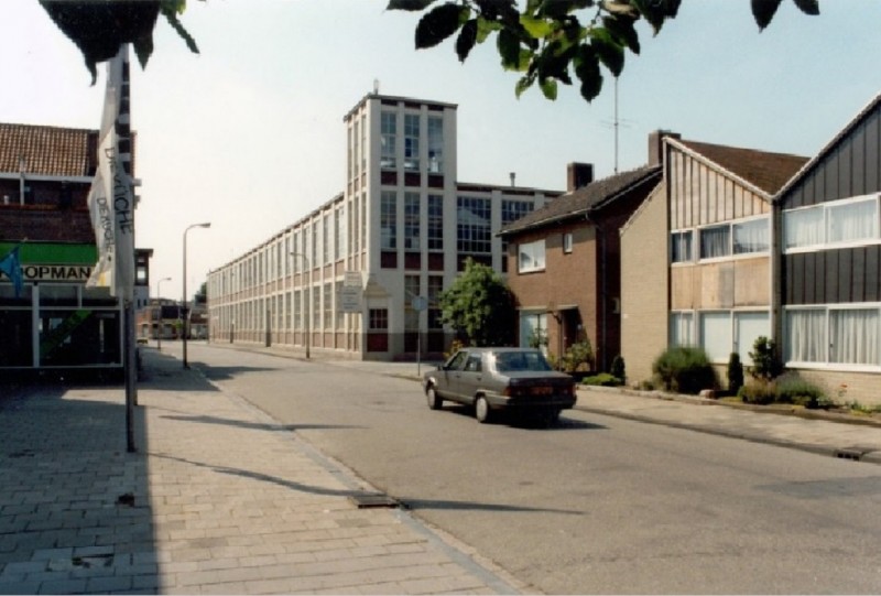 Blekerstraat Zicht op complex van P.J. Blom. Eerste Nederlandsche fabriek voor boorden,manchetten,overhemden..jpg