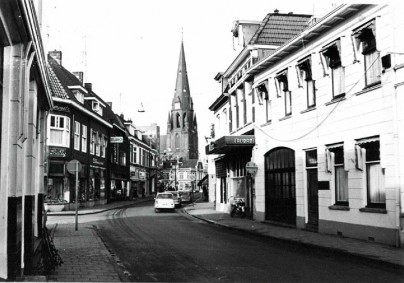 Oldenzaalsestraat vanaf Van Lochemstraat noordelijke richting met rechts houtdraaierij van Nijhuis en restaurant Rex; op de achtergrond de St. Jozefkerk 1971.jpg