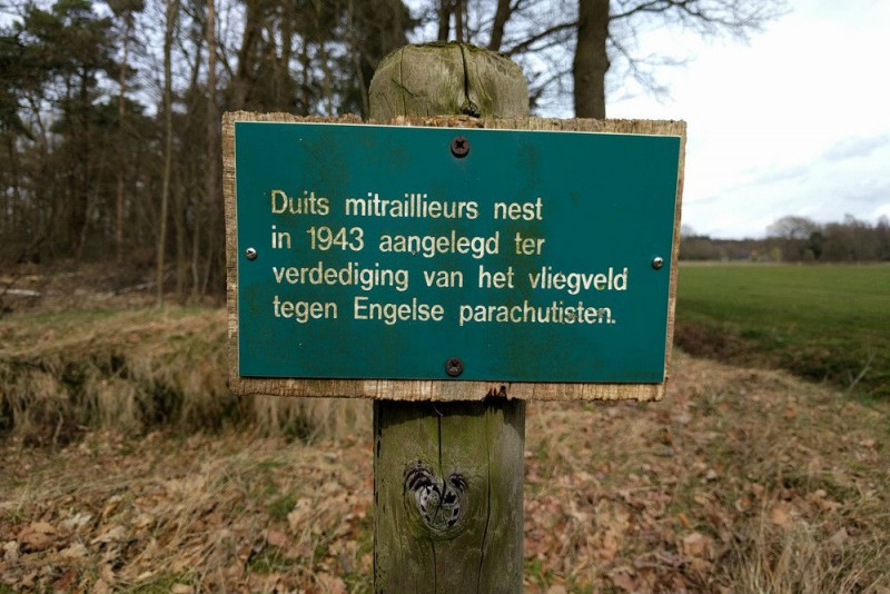 Veendijk Restanten Duits Mitrailleursnest infobord.jpg