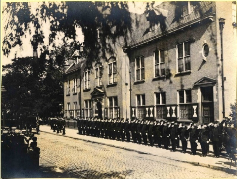 Haaksbergerstraat Begrafenisstoet bij politiebureau i.v.m. overlijden commissaris Dirk Beunder. Hij is overleden op 14 mei 1925 en begraven op 16 mei 1925.jpg