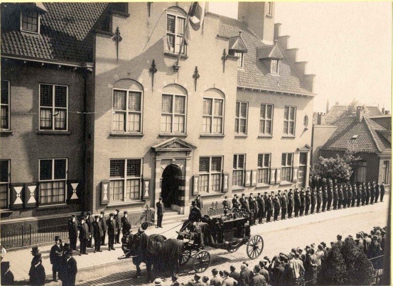 Haaksbergerstraat oude politiebureau 1925 begrafenisstoet ivm overlijden commissaris Dirk Beunder.jpg
