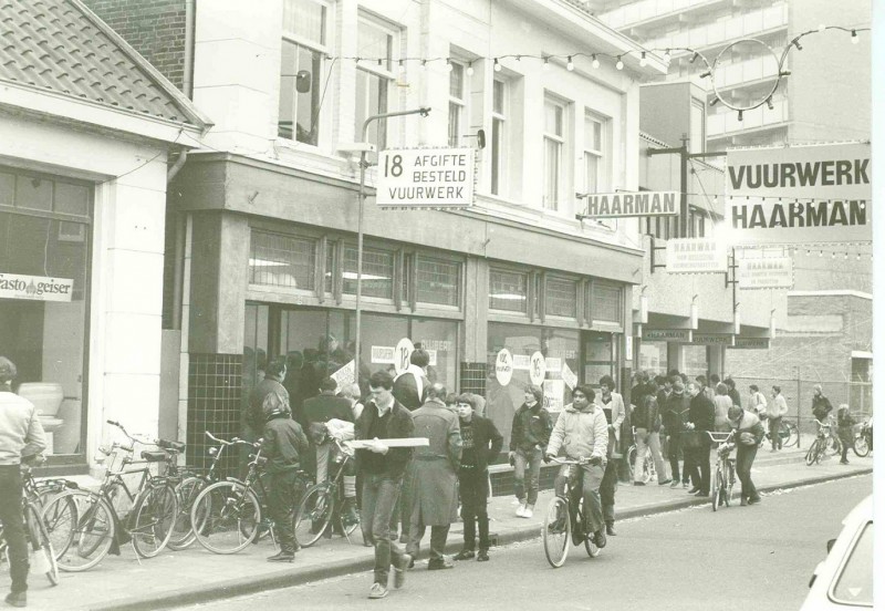 Lipperkerkstraat 31-12-1983 Vuurwerkverkoop bij Fa. Haarman.jpg