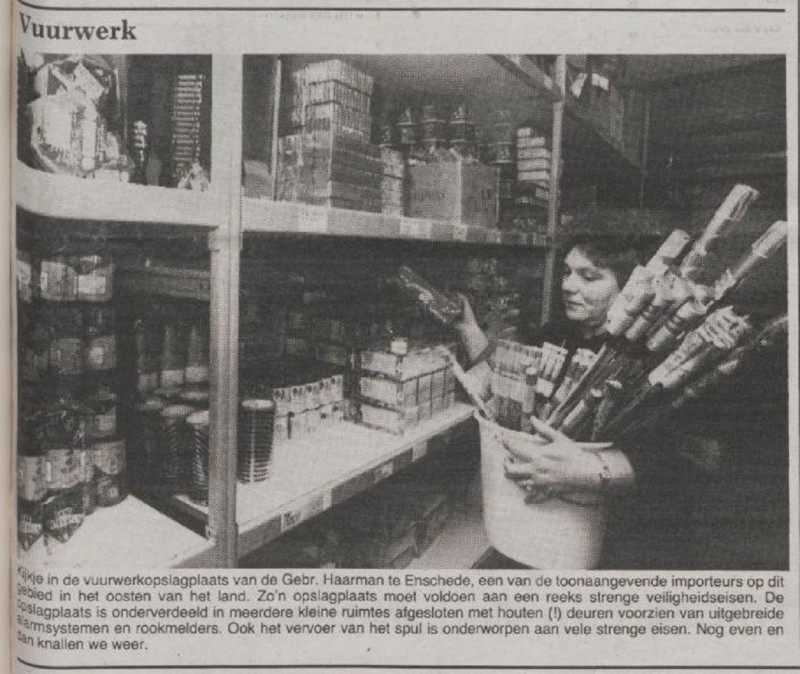 Lipperkerkstraat Gebr. Haarman vuurwerk krantenfoto De Waardheid 23-12-1988.jpg