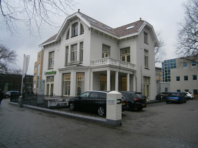 M.H. Tromplaan hoek De Ruyterlaan 2 kantoor Maandag nu gemeentelijk monument.JPG