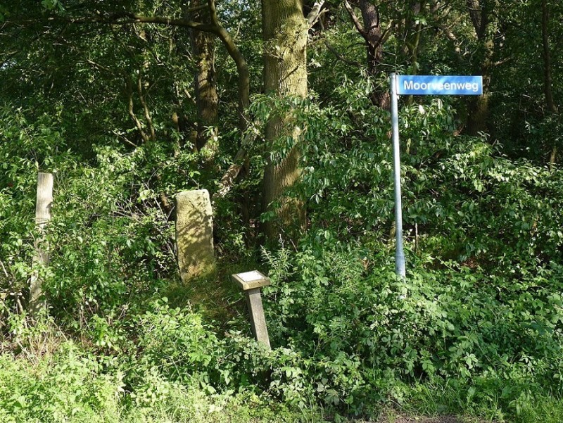 Moorveenweg Usselo. Berktepaal aan de Moorveenweg; scheiding tussen Usseler- en Buursermarke. Rijksmonument.JPG