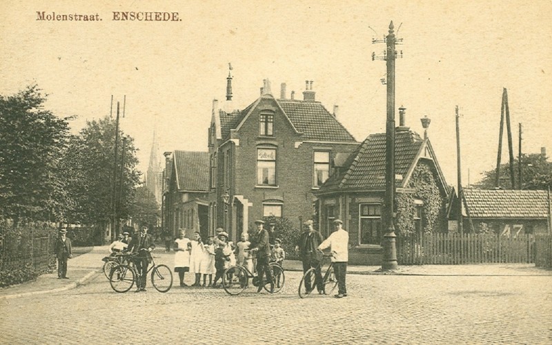 Molenstraat 1905 Hoek Hengelosestraat richting Oldenzaalsestraat, met blokhuisje 47 ( spoorwachtershuisje ) Beunk stalhouderij.jpg