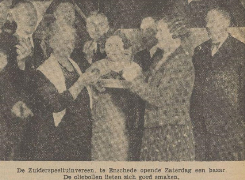 Kuipersdijk Zuiderspeeltuinvereniging bazar oliebollen  krantenfoto Tubantia 23-3-1936.jpg