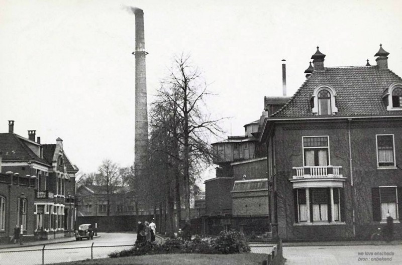 Nijverheidstraat vanaf het Hoedemakerplein. Het huis van Mevr, Beryl van Gelderen op de voorgrond. Links het huis van notaris van Opstal..jpg