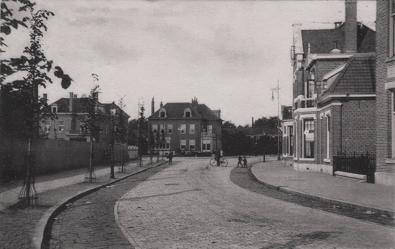 Nijverheidstraat achtergrond directiewoning Van Gelderen van Textielfabriek Nijverheid.JPG