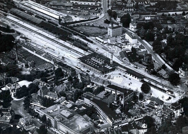 Stationsplein 1965 luchtfoto Station en omgeving, met onderaan V&D, rechts daarvan de textielfabriek van Nico ter Kuile.jpg