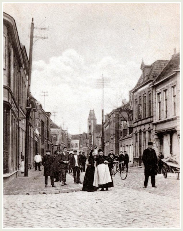Oldenzaalsestraat rechts nr. 28 pand woonhuis Mej. H. Blijdenstein ca 1900..jpg
