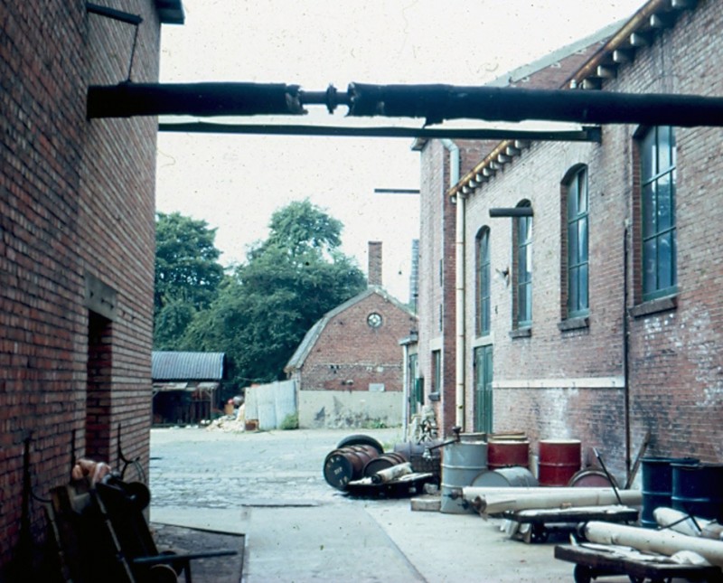 Parkweg jaren 70 een deel van exterieur (smederij) textielfabriek Ter Kuile Cromhoff na de stopzetting liquidatie, gezien in zuidelijke richting (Hoedemakerplein Piet Heinstraat) (de oude fabriek).jpg