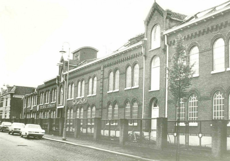 Stationsplein aug. 1972 Begin van de afbraak van textielfabriek ter Kuile Cromhoff.jpg