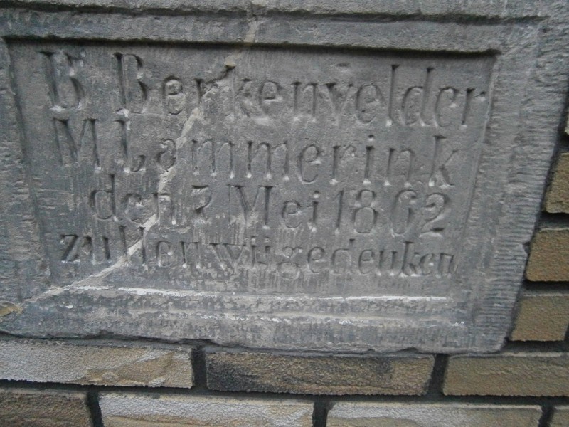Walstraat gedenksteen stadsbrand 1862 met namen Berkenvelder enLammerink.JPG