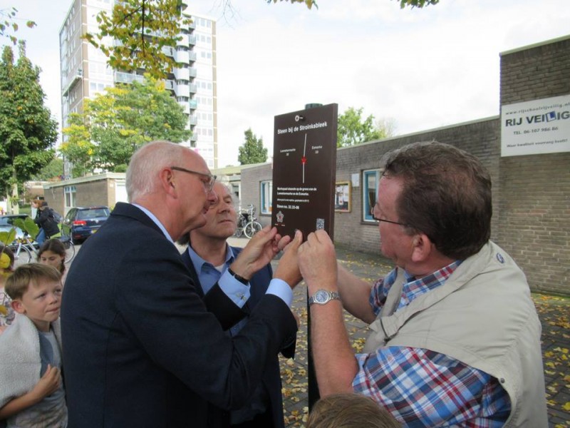 Pluvierstraat hoek Meeuwenstraat een replica van de Markesteen bij de Stroinksbleek onthuld.Samen met wethouder Van Agteren sept. 2017...jpg