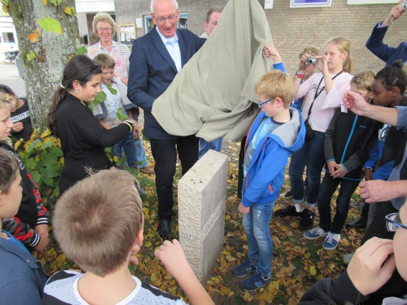 Pluvierstraat hoek Meeuwenstraat een replica van de Markesteen bij de Stroinksbleek onthuld.Samen met wethouder Van Agteren sept. 2017..jpg