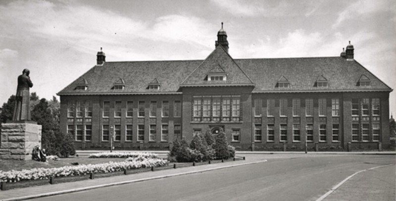 Ariensplein De Maere vroeger Hogere Textielschool.Op 15 oktober 1887 kwam minister mr Jan Heemskerk het vernieuwde schoolgebouw van de Nederlandsche School voor Industrie en Handel openen.  foto  jaren dertig.jpg