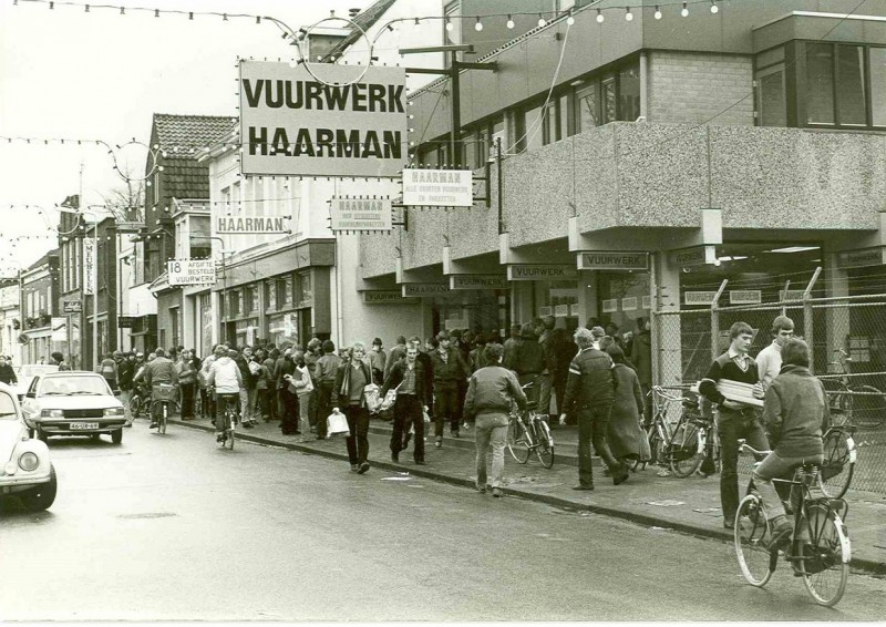 Lipperkerkstraat dec. 1979 Fa. Haarman, vuurwerkverkoop.jpg