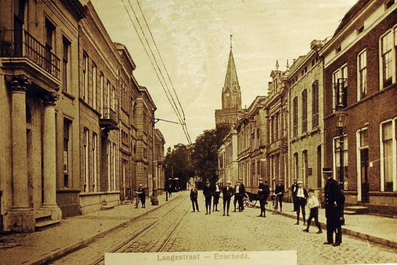 Langestraat richting Markt oude kerktoren (2).JPG