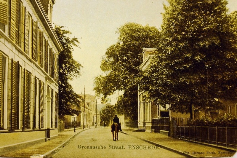 Gronausestraat 38  rechts Blijdensteinhuis met hoge stoep ca 1910.JPG
