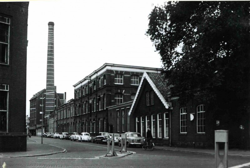Beltstraat vanaf de C.F. Klaarstraat richting Haaksbergerstraat, rechts textielfabriek Gerhard Jannink & Zn. Achteraan rechts het hoge gebouw het Belthoes 1961.jpg