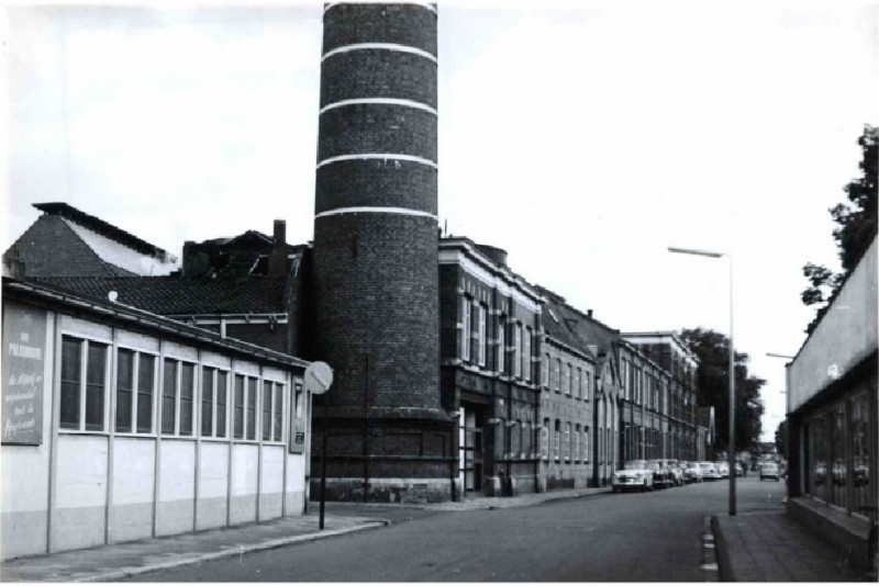 Beltstraat in zuidelijke richting met links Pijpenstraat en textielfabriek Gerhard Jannink & Zn. 1961.jpg